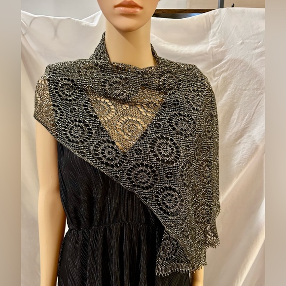 Beautiful Metallic Scarf. - Picture 2 of 4